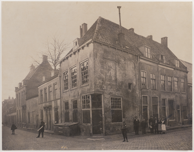 24842 Gezicht op de vervallen huizen aan de Lange Smeestraat te Utrecht, op de hoek met de Springweg, uit het ...